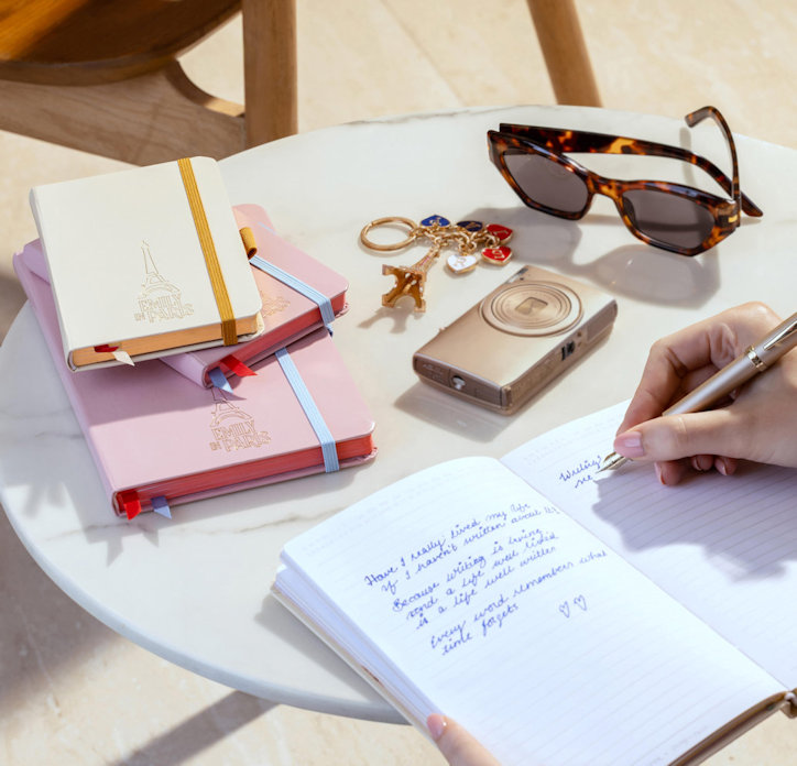 Zápisníky Emily in Paris s perom a elegantnými doplnkami